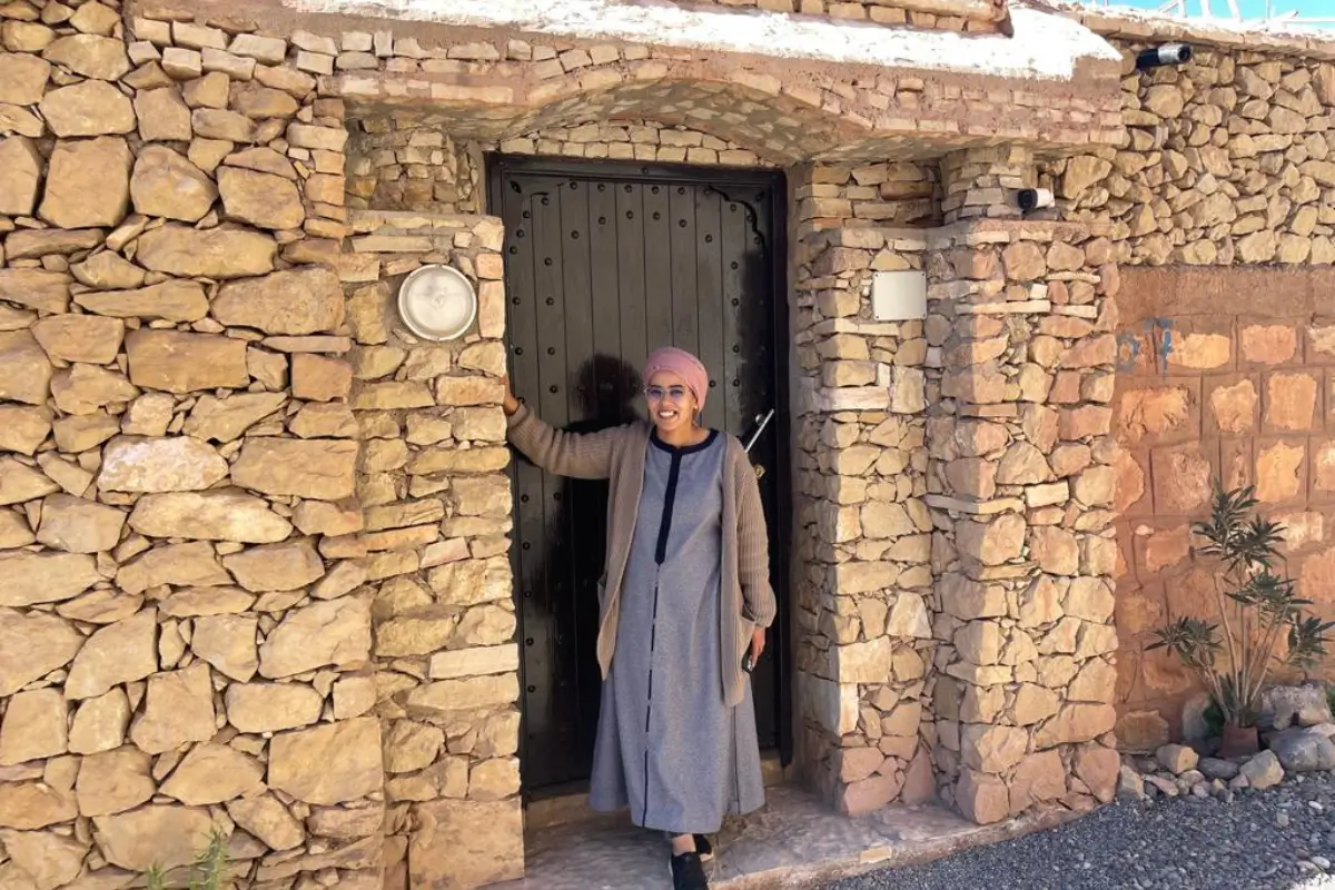 Saïda devant sa maison d'hôtes